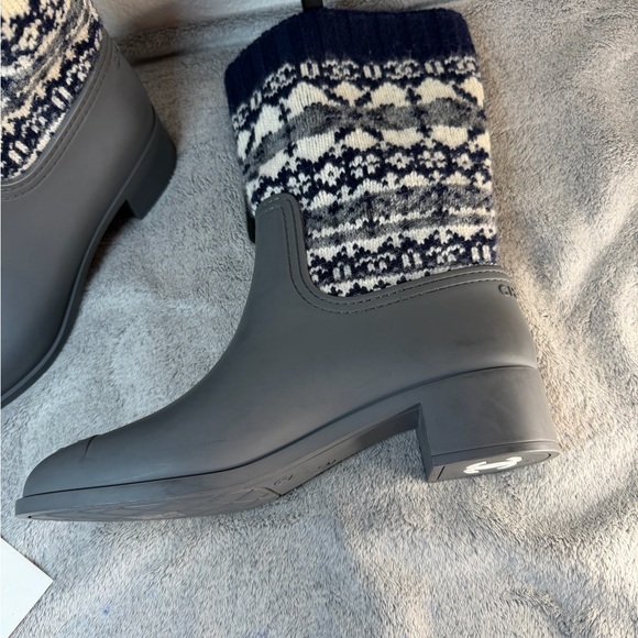 CHANEL Gray and Blue Rain Boots with Knit Cuffs - Picture 8 of 16